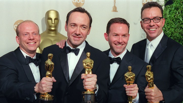 Vier Schauspieler posieren in einer Reihe mit ihren Oscar-Verleihungen bei den Zeremonien im Jahr 2000.