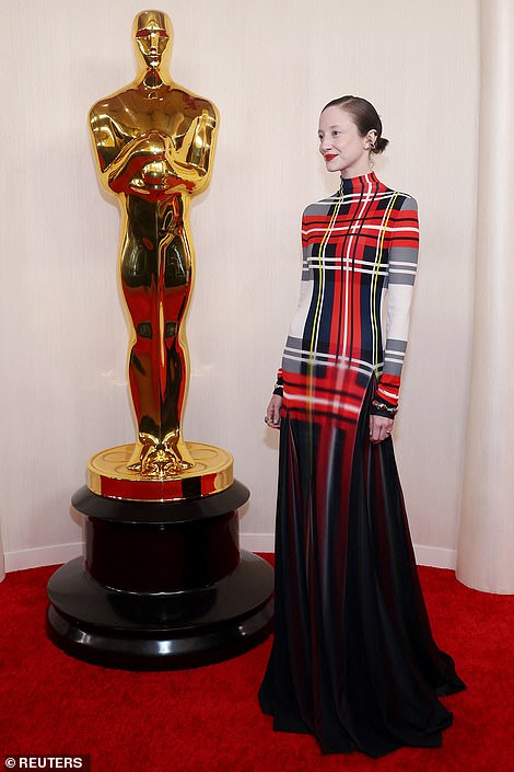Andrea Riseborough sorgte bei ihrer Ankunft bei den Oscars für die größte Preisverleihung Hollywoods am Sonntagabend für Aufsehen.