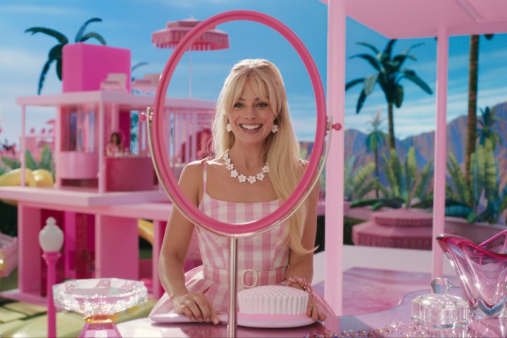 Margot Robbie blickt in Barbie durch einen spiegellosen Spiegel.