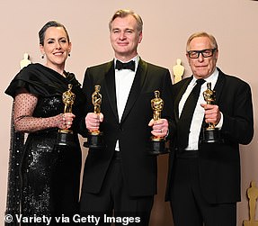 Oppenheimer war der größte Gewinner des Abends mit sieben Filmen, darunter die höchste Auszeichnung für den besten Film;  Zu sehen sind Emma Thomas, Christopher Nolan und Charles Roven