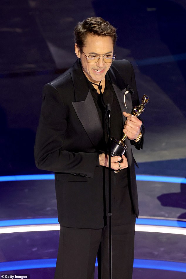 Robert Downey Jr. ist mit dem Oscar für den besten Nebendarsteller zu sehen