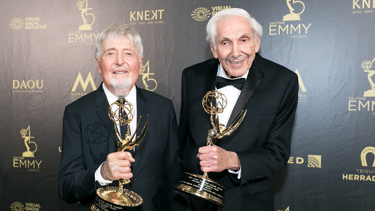 Sid und Marty Krofft halten ihre Emmys in der Hand