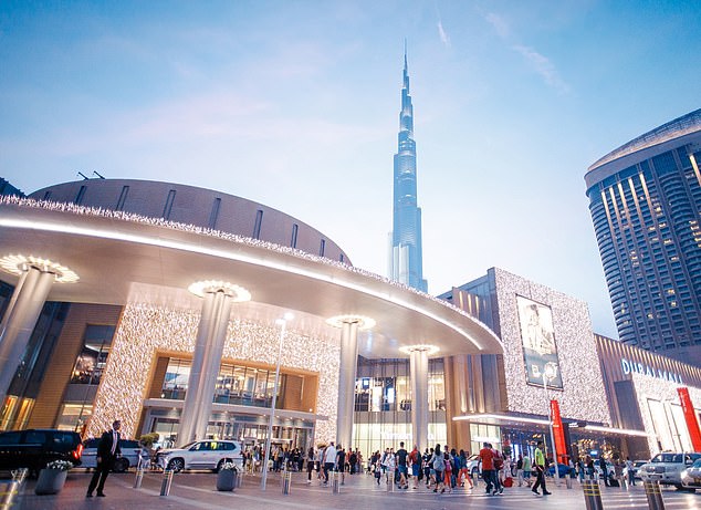 Das Einkaufszentrum befindet sich neben dem höchsten Gebäude der Welt, dem Burj Khalifa (828 m).