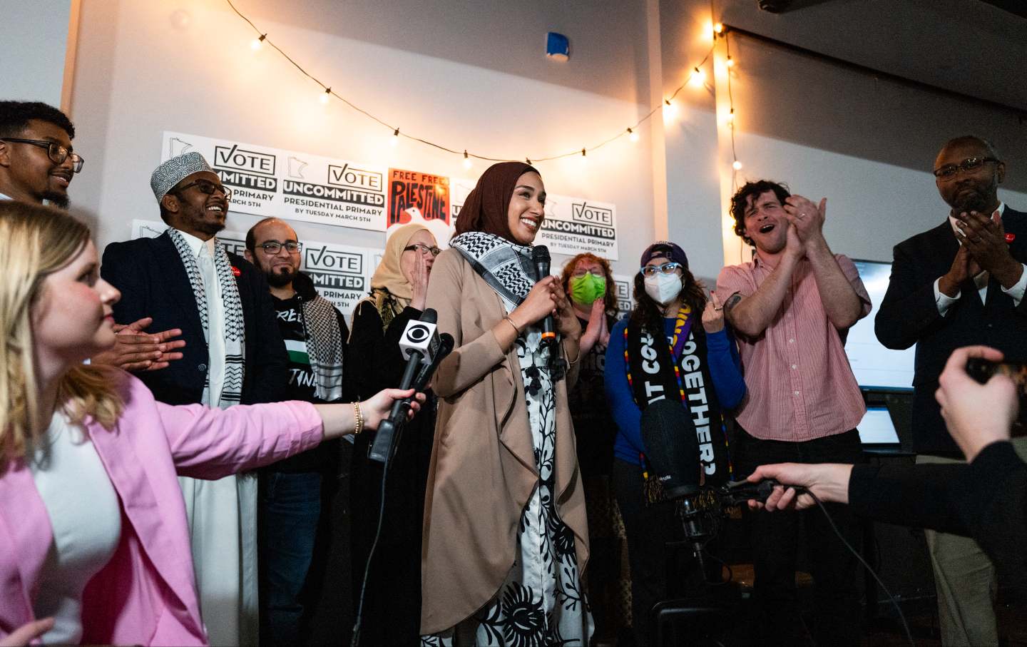 Asma Mohammed (Mitte), eine Aktivistin von Uncommitted Minnesota, spricht während einer Wachparty während der Präsidentschaftsvorwahlen in Minneapolis, Minnesota, am Super Tuesday, dem 5. März 2024, zu den Medien.