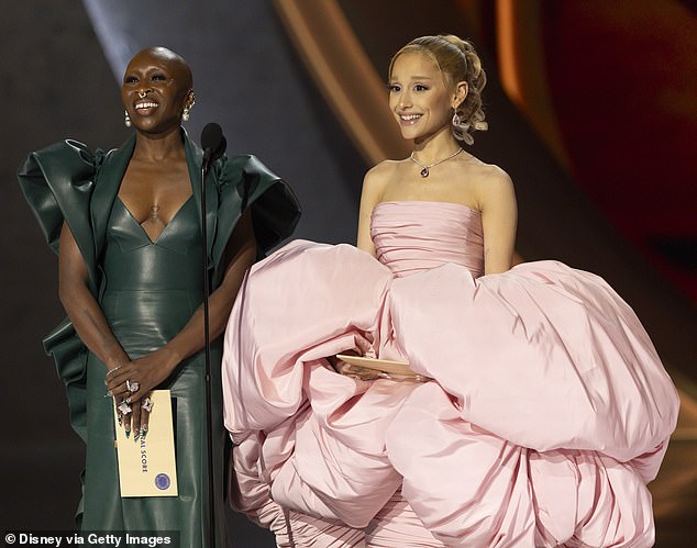 Ana kritisierte das Oscar-Aussehen von Cynthia Erivo und Ariana Grande und behauptete, sie sahen aus wie ein „Leguan“ und „Zuckerwatte“.