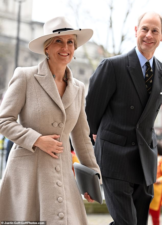 In Begleitung von Prinz Edward, 60, strahlte Sophie heute bei ihrer Ankunft in der Westminster Abbey über alles