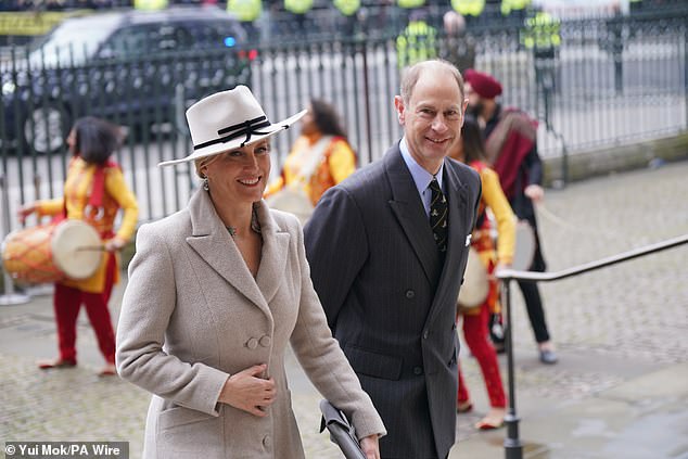 Das königliche Paar wurde in der Westminster Abbey von einer Gruppe traditioneller Dhol-Trommler herzlich willkommen geheißen
