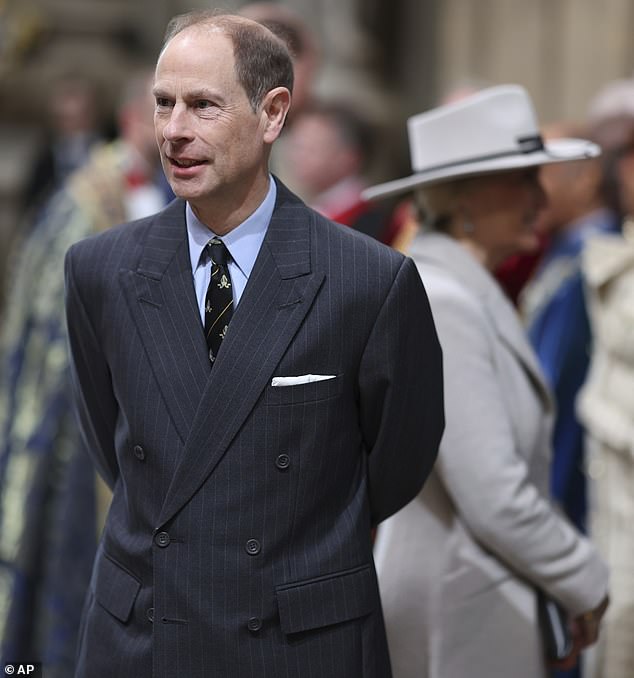 Der Herzog von Edinburgh sah für diesen Anlass in einem schwarzen Nadelstreifenanzug und einem frischen blauen Hemd elegant aus