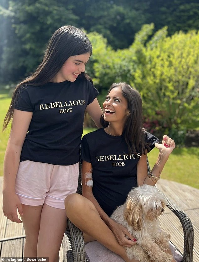 Deborah brachte 2022 „Rebellious Hope“-T-Shirts auf den Markt, um Geld für ihren BowelBabe-Fonds zu sammeln, und ihre Familie hat in ihrem Gedenken weiterhin Spenden gesammelt
