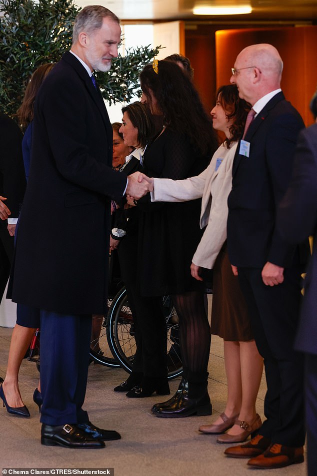 König Felipe VI. sah in einem dunkelblauen Anzug und einer Krawatte, die er mit einem weißen Nadelstreifenhemd kombinierte, ebenso elegant aus