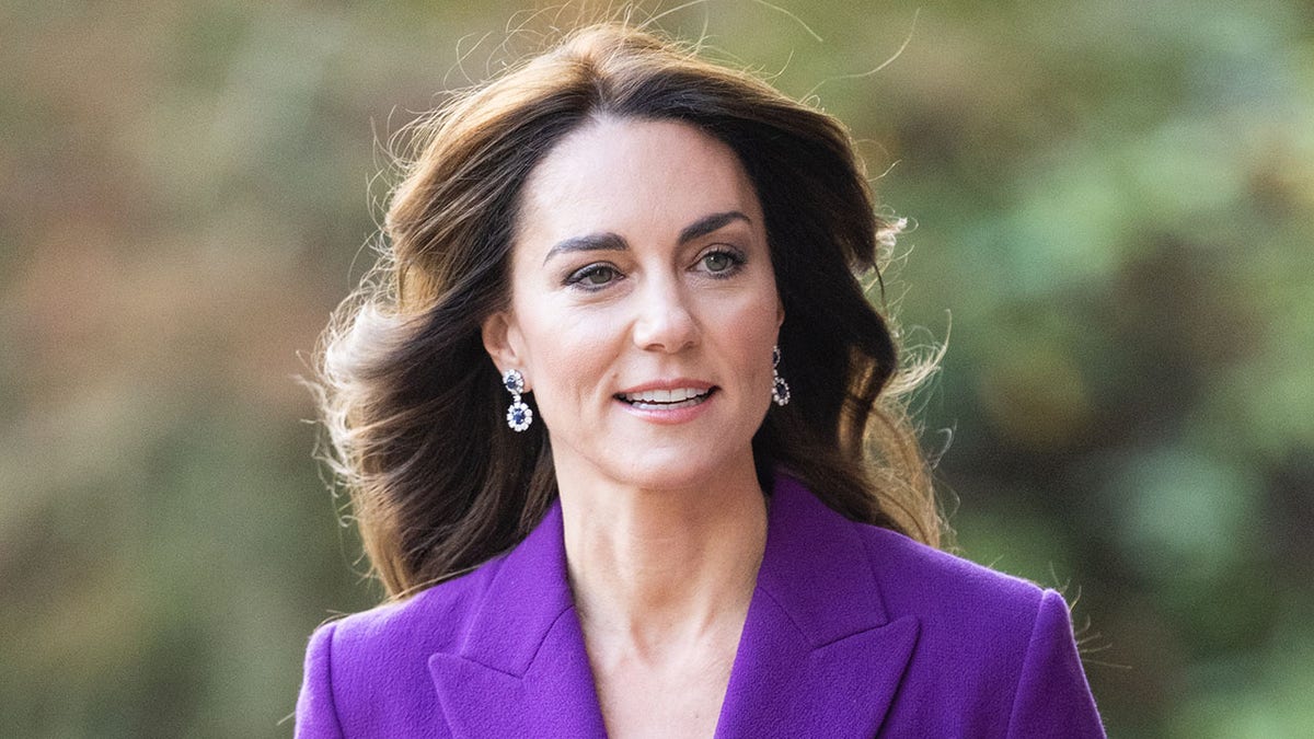 Nahaufnahme von Kate Middleton in einem lila Anzug
