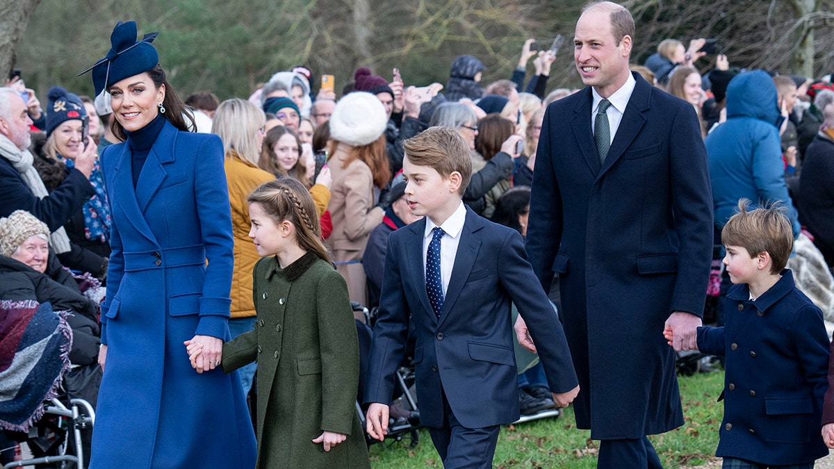 Kate Middleton trägt an Weihnachten mit ihrer Familie einen blauen Mantel und einen blauen Hut