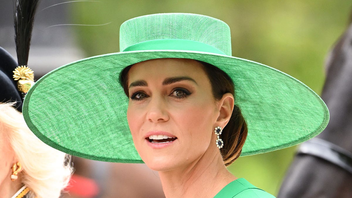 Kate Middleton trägt einen grünen Hut