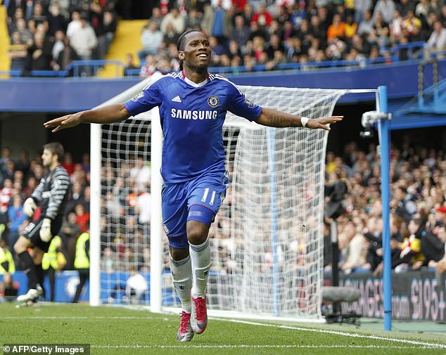 Drogba wechselte dann zur Nummer 11, da er in 381 Wettbewerben für Chelsea 164 Tore erzielte