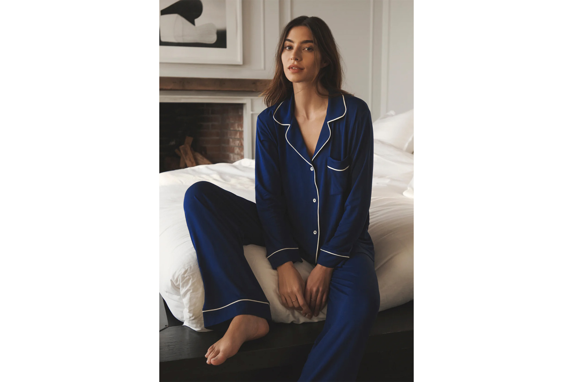 Ein Model im marineblauen Pyjama