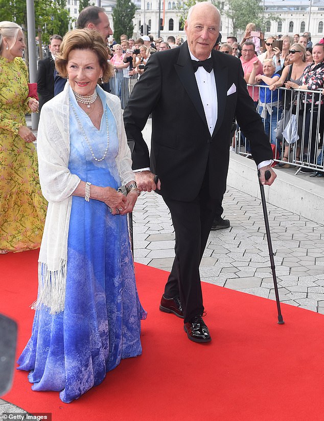 Es wird erwartet, dass die Monarchin (im Bild am 16. Juni 2022 mit Königin Sonja) nach dem Eingriff „einige Tage“ im Krankenhaus bleiben wird
