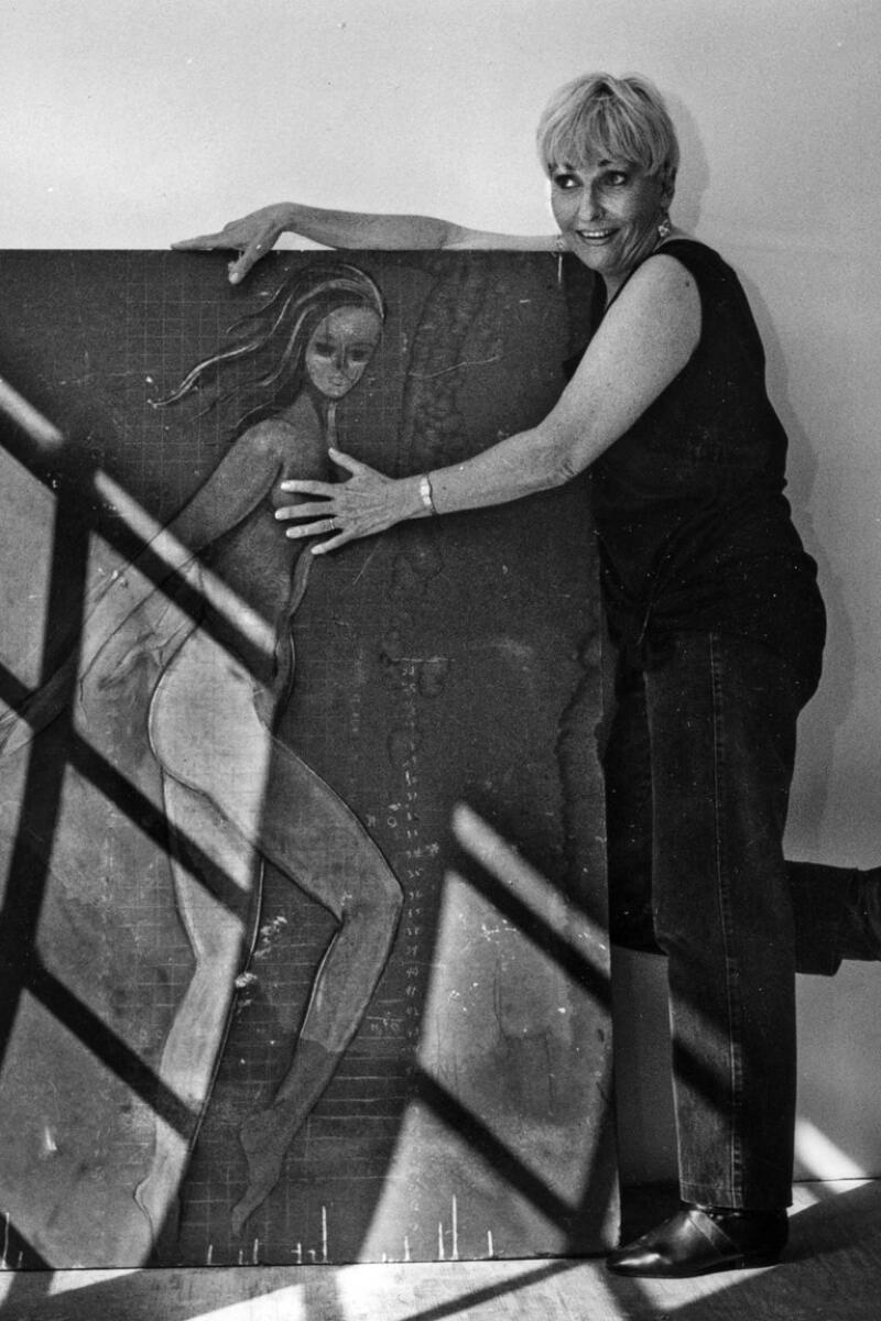 Lynne Westmore Bloom posiert mit der Skizze einer nackten Dame