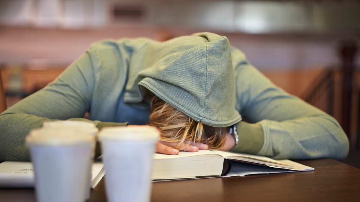 Teenager müde vom Lernen