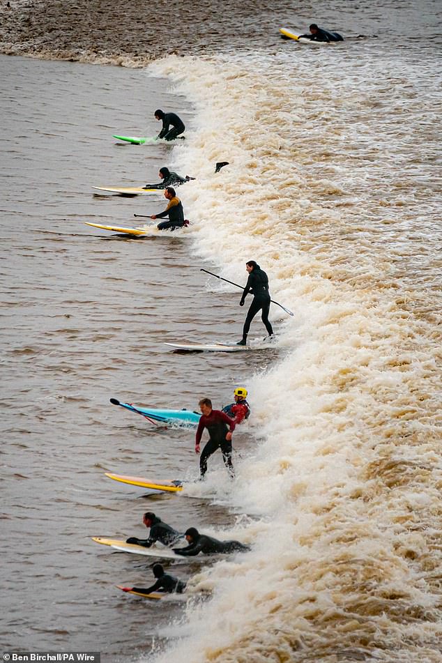 In der Severn-Mündung herrscht die zweithöchste Flut weltweit, und der Unterschied zwischen der niedrigsten und der höchsten Flut an einem Tag kann mehr als 14,5 Meter (47 Fuß) betragen.
