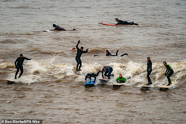 Dutzende Surfer und Paddleboarder versuchten, auf der Welle zu reiten – mit unterschiedlichem Erfolg