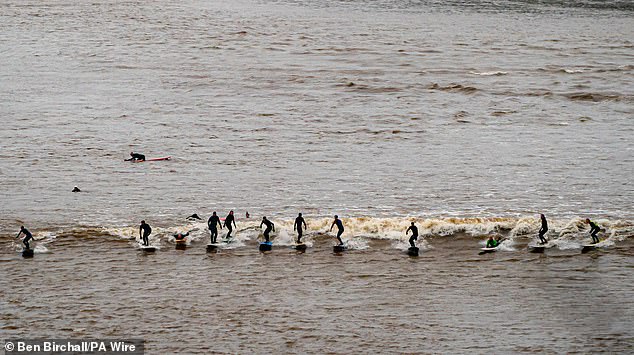 Jedes Jahr strömen Enthusiasten zum Fluss, um vor Tausenden von Zuschauern auf der Welle zu surfen
