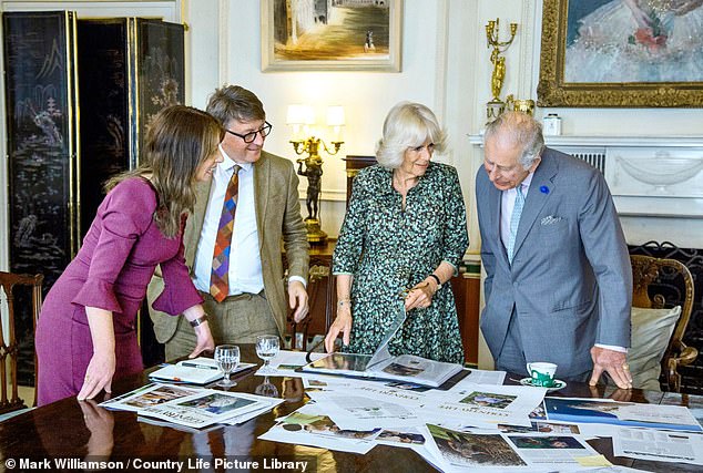 Einer königlichen Quelle zufolge war es Camillas Idee, Kate zu bitten, das Foto zu machen.  Im Bild wird das Problem bearbeitet