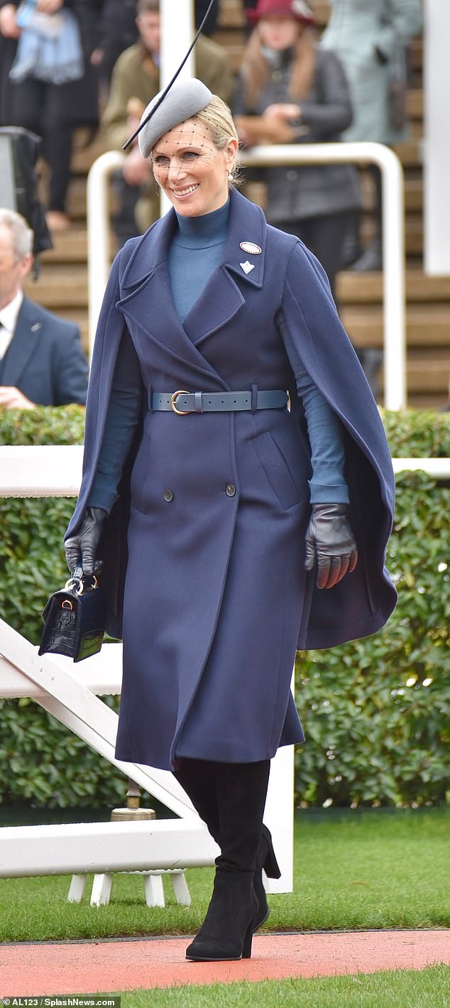 Zara vervollständigte ihren Look mit einem schicken grauen Kopfschmuck im Wert von 365 £ mit einer schwarzen Feder von Victoria Charles