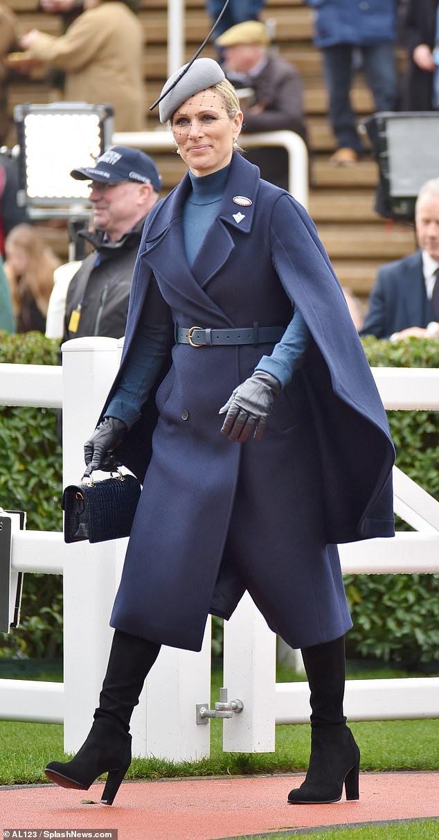 Die Mutter von drei Kindern trug einen dunkelblauen Cape-Mantel aus Wolle mit Taillengürtel von Karen Millen für 369 £