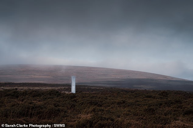 Der Dartmoor-Nationalpark entfernte den Monolithen umgehend, nachdem die Fotografin Sarah Clarke ein Foto davon gepostet hatte, auf dem zu lesen war, dass das Moorgebiet geschützt sei