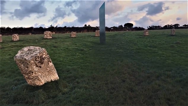 Am 12. Dezember 2020 stolperte der Anwohner Luke Brown über einen weiteren imposanten Monolithen in Cornwall und nahm ein Video des metallischen Objekts auf