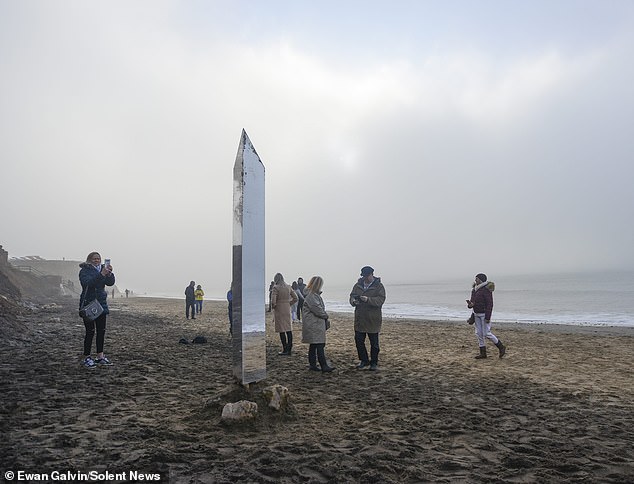 Am 6. Dezember 2020 wurde ein weiterer Monolith von Strandbesuchern in Compton Bay auf der Isle of Wight gefunden