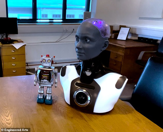 Ameca, der freundliche Roboter, beschreibt einen Spielzeugroboter und ein anatomisches Modell eines menschlichen Kopfes – was sie als „faszinierend“ bezeichnet.
