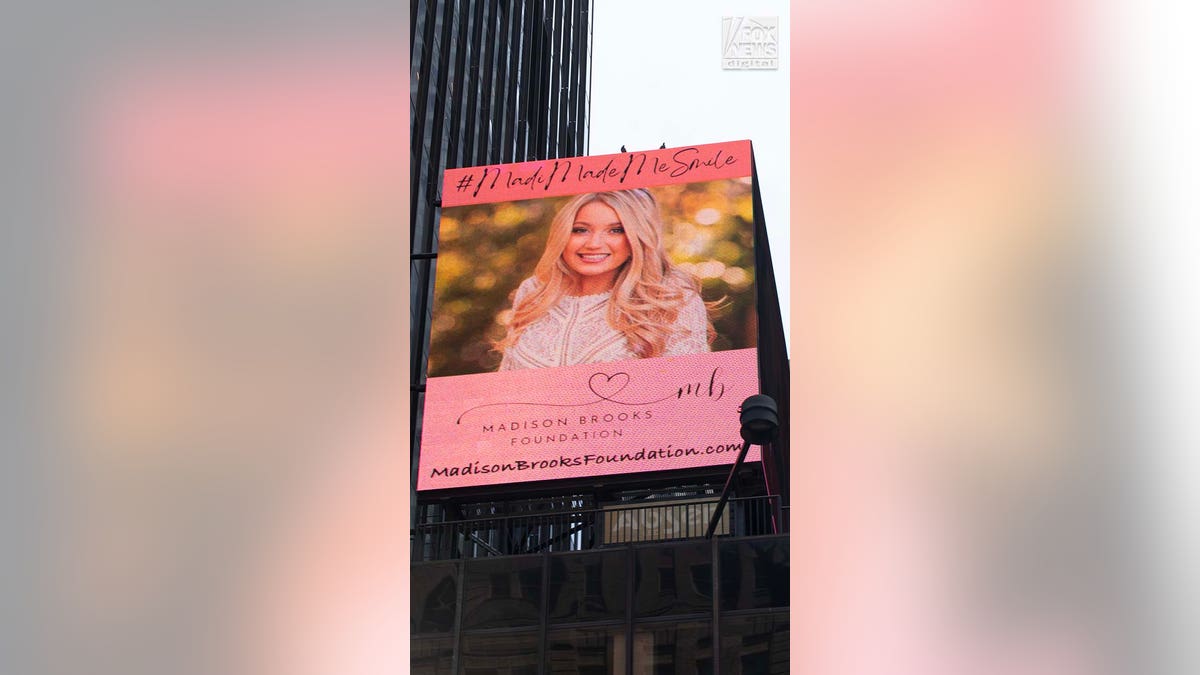 Auf dem Times Square ist eine Werbetafel der Madison Brooks Foundation zu sehen