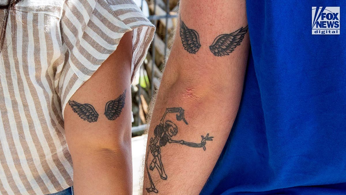 Madison Brooks-Helden mit passenden Engelsflügel-Tattoos auf ihren Armen