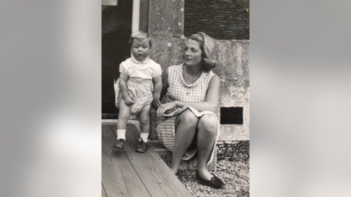 Ein junger Charles Spencer mit seiner Mutter