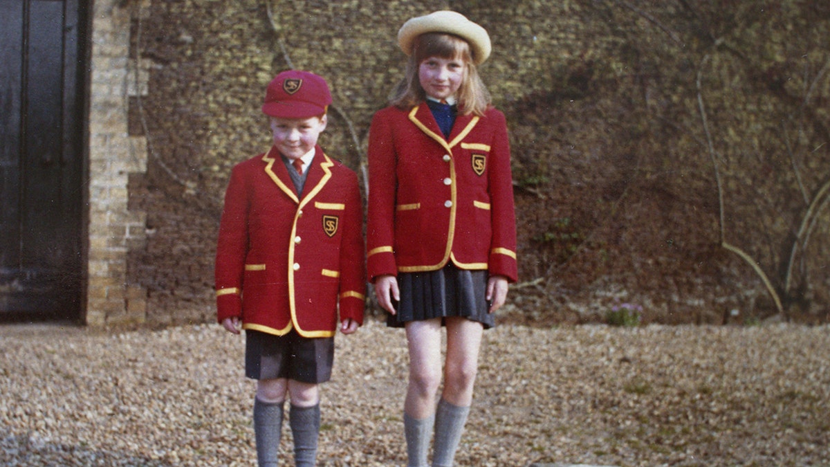 Charles Spencer und Prinzessin Diana in passenden Outfits