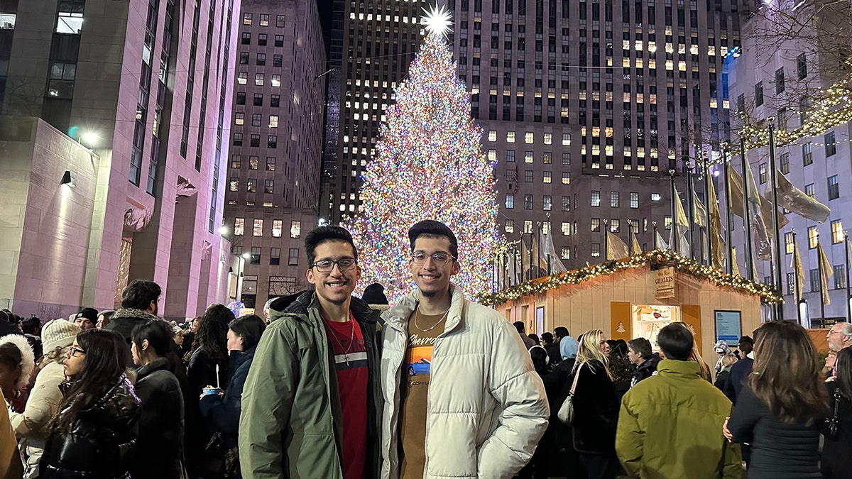 Entzückende Zwillinge am Rockefeller Tree in New York