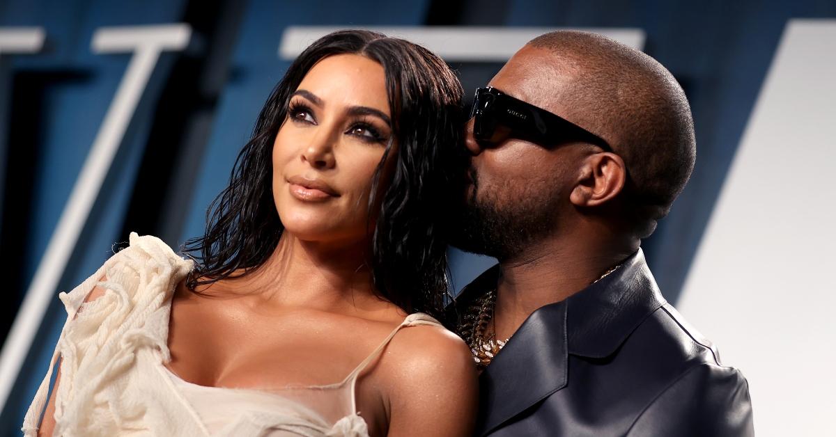 Kanye West flüstert Kim Kardashian auf der Vanity Fair Oscar Party 2020 ins Ohr.