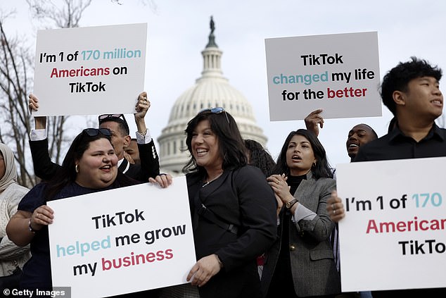 TikTok-Befürworter versammelten sich vor der Abstimmung am Mittwoch vor dem Kapitol, um sich gegen den Gesetzentwurf zu wehren