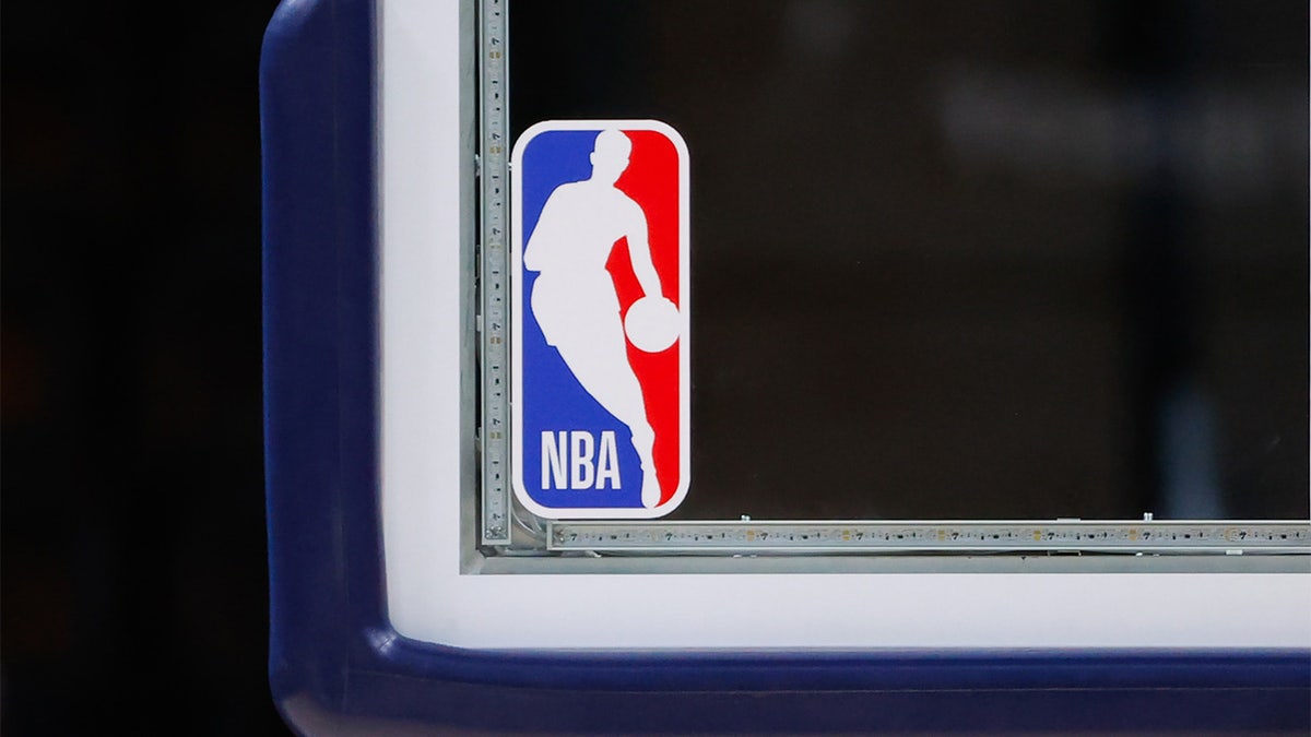 NBA-Logo auf einer Rückwand