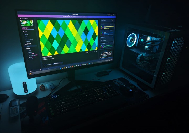 Ein Desktop-PC mit RGB-Lichtern, synchronisiert mit der SignalRGB-Software.