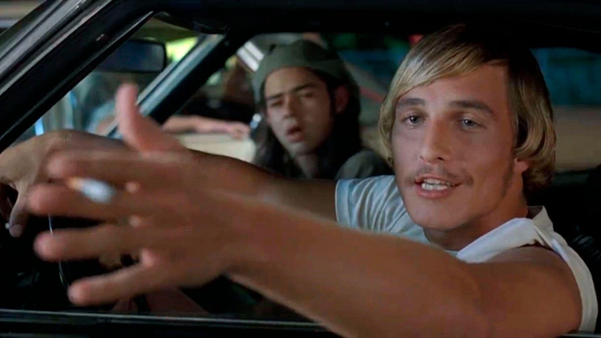 Matthew McConaughey im Auto während "Benommen und verwirrt" als David Wooderson