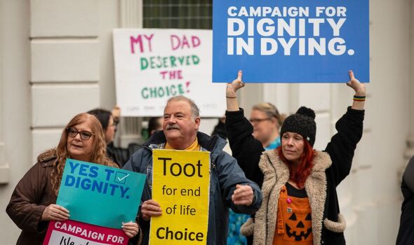 Aktivisten für Würde im Sterben protestieren