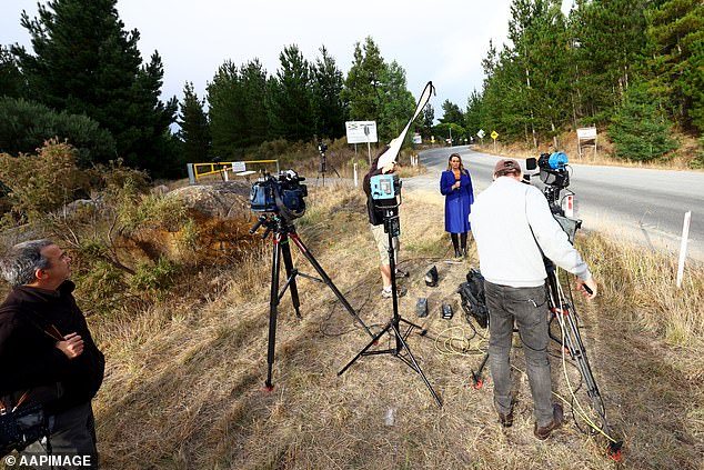 Am Donnerstag sind Medien vor dem Eingang zur Ballarat-Goldmine zu sehen