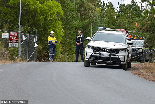 Am Mittwoch wird ein Polizeiauto vor den Toren der Ballarat-Goldmine gesehen
