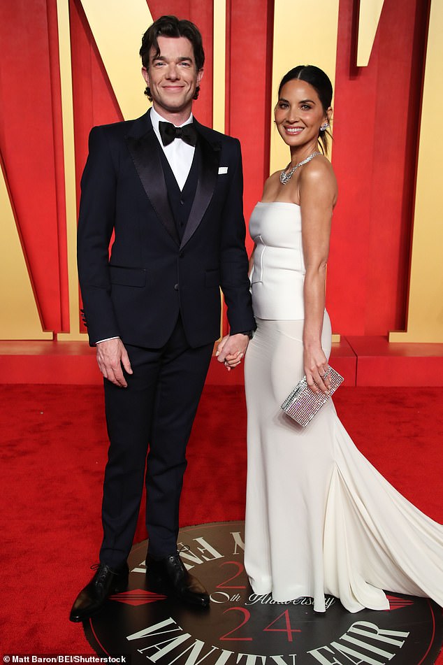 Im Bild: John Mulaney und Olivia Munn halten sich an den Händen, während sie auf der Afterparty der Vanity Fair Oscars über den roten Teppich laufen