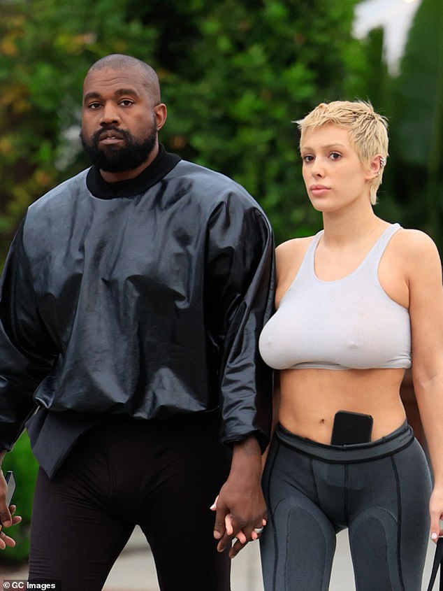 Eine dem Paar nahestehende Quelle erzählte DailyMail.com im Oktober 2023, dass Kanye Biancas Outfits auswählt und ihr sogar vorschreibt, „niemals zu sprechen“ – zumindest in der Öffentlichkeit;  gesehen im Mai 2023 in LA