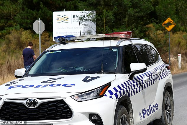 Man sieht, wie ein Polizeiauto eine Mine in Ballarat, Victoria, verlässt, nachdem die Leiche eines Arbeiters geborgen wurde