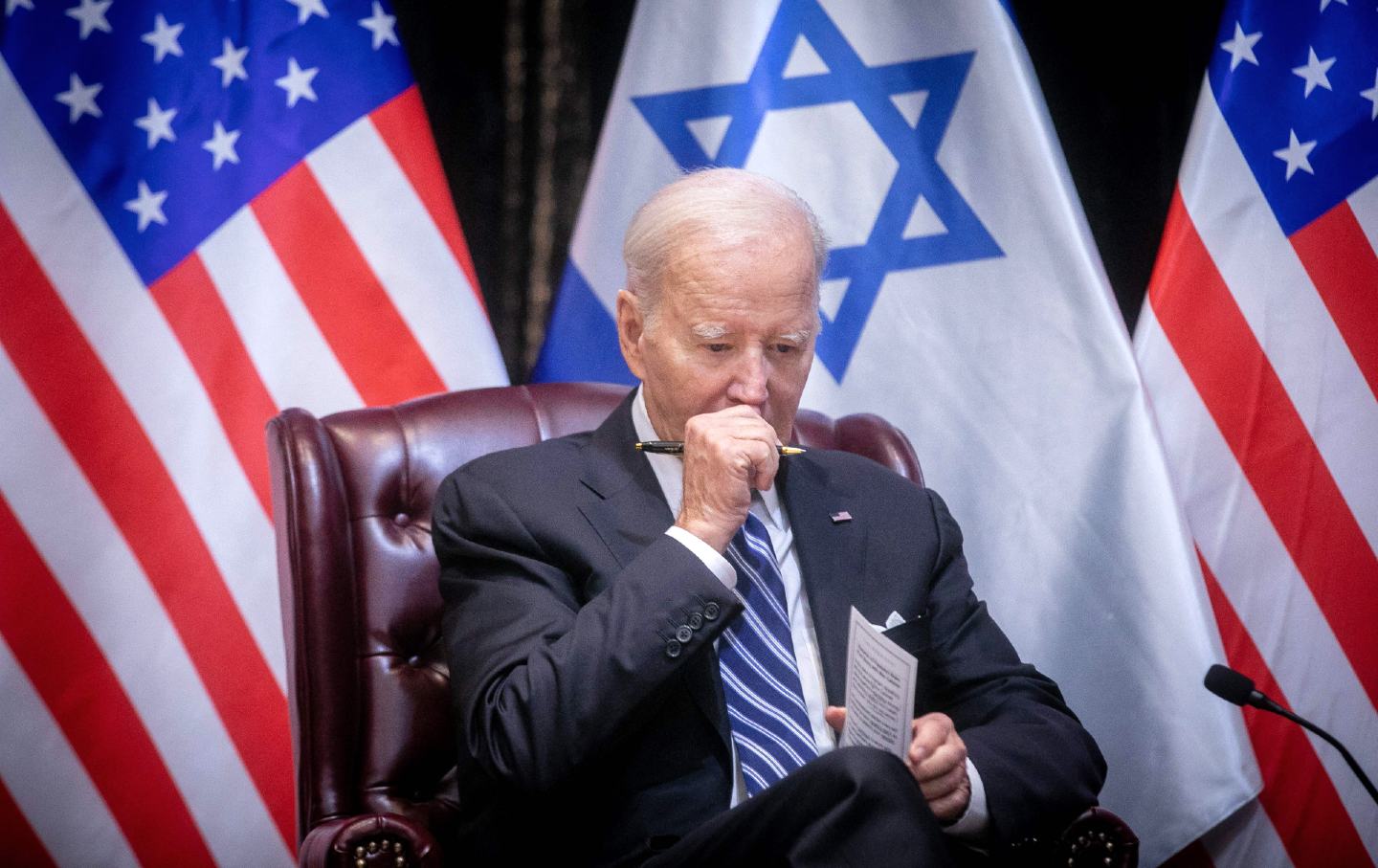 Präsident Joe Biden begleitete den israelischen Premierminister zu Beginn der Sitzung des israelischen Kriegskabinetts am 18. Oktober 2023 in Tel Aviv.