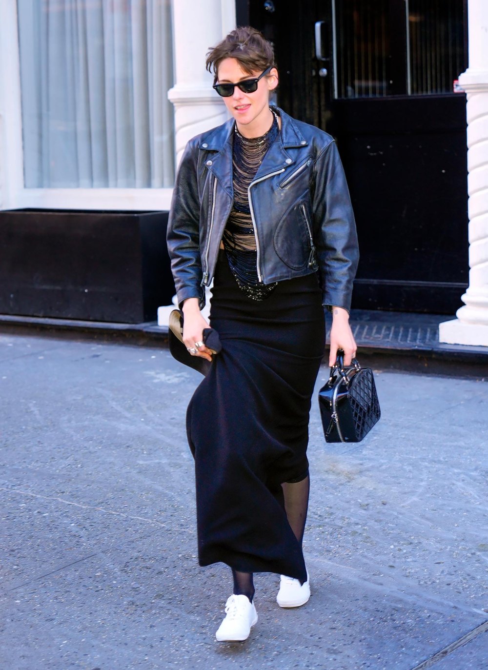Kristen Stewart präsentiert sich in NYC einfarbig in einem schwarzen Neckholder-Top mit Cut-Outs und einem Maxirock